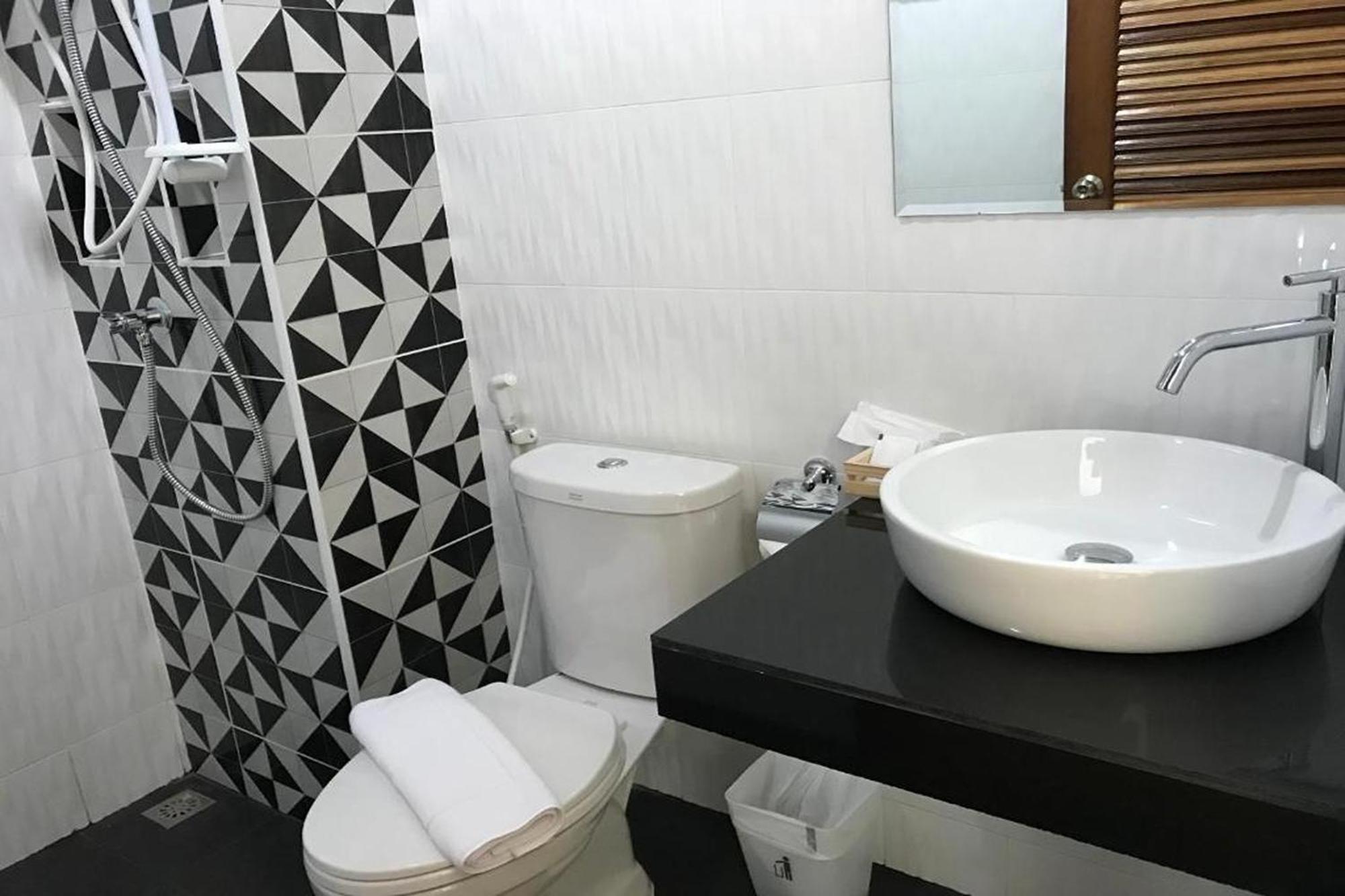 Snooze Inn Phuket - Free Shuttle To Bang Rong Pier Pa Khlok Exterior photo